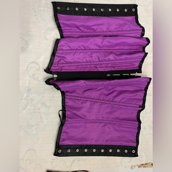 Purple/black lace zip front corset - Picture 3 of 4